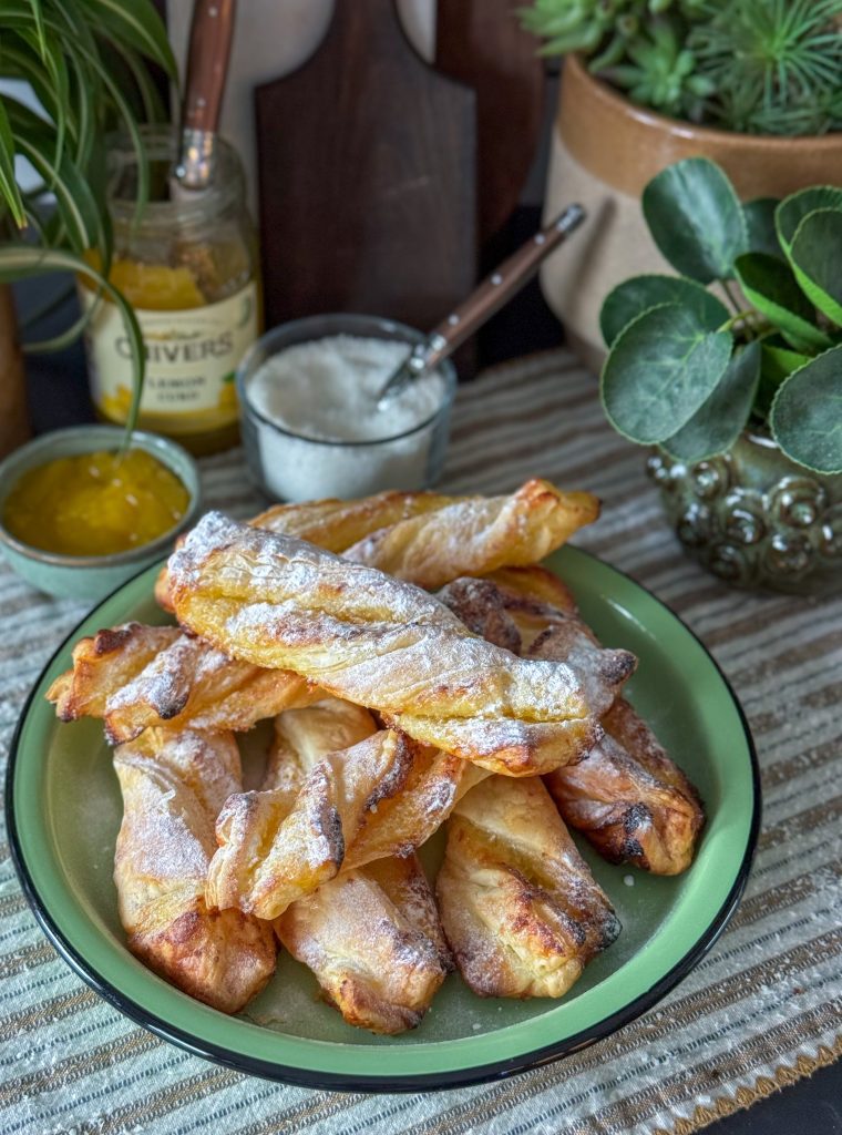 bladerdeeg stengels met lemon curd 