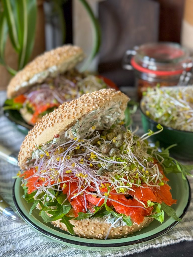 pinit bagels met gerookte zalm en zelfgemaakte kruidenroomkaas