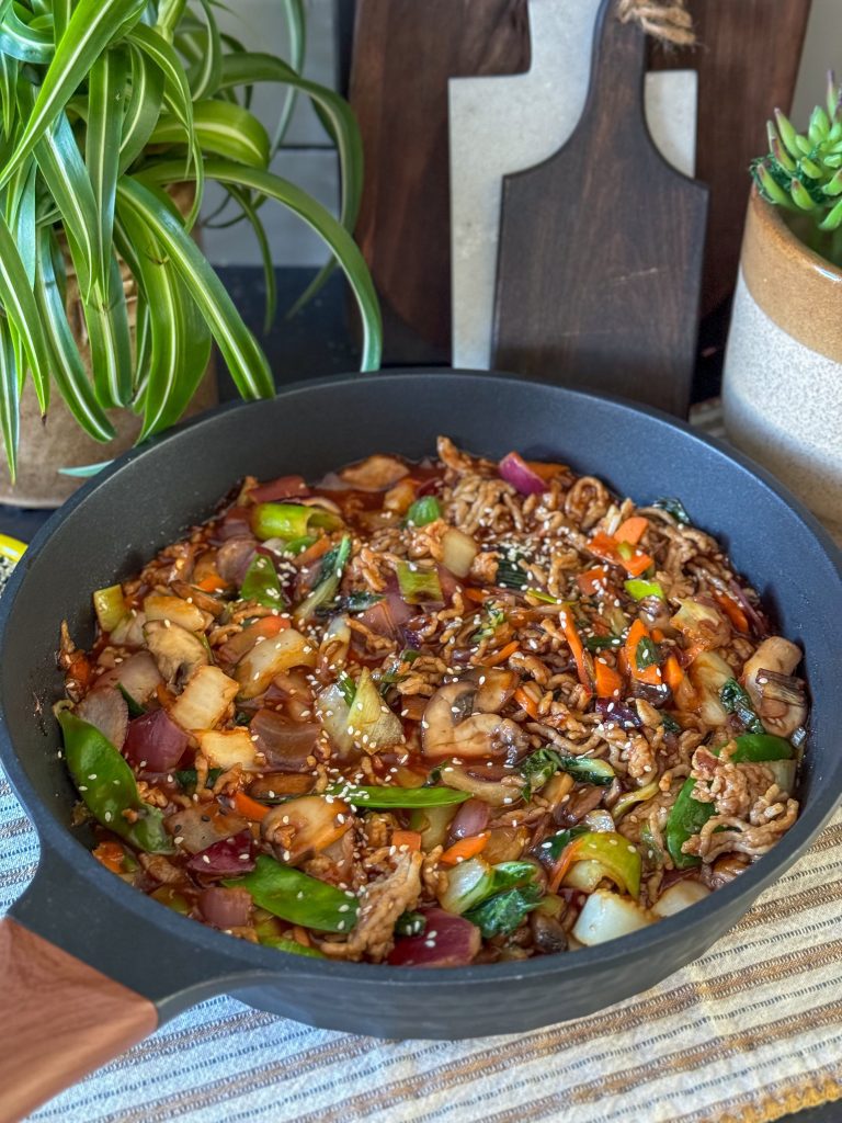 roerbak maaltijd met noedels en kipgehakt