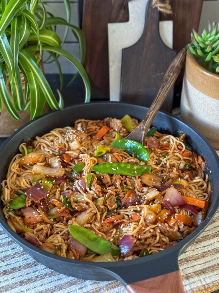 Noedels met kipgehakt in honing sojasaus