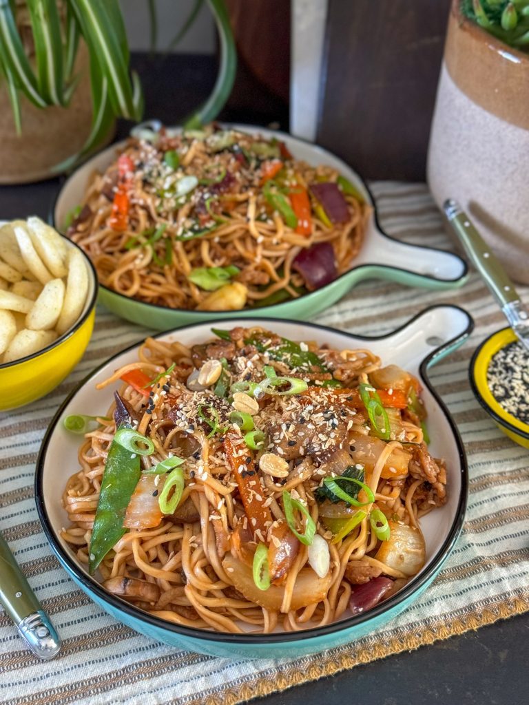 noedels met kipgehakt in honing-sojasaus