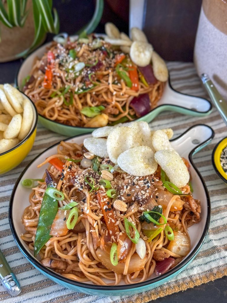 noedels met kip gehakt in honing sojasaus