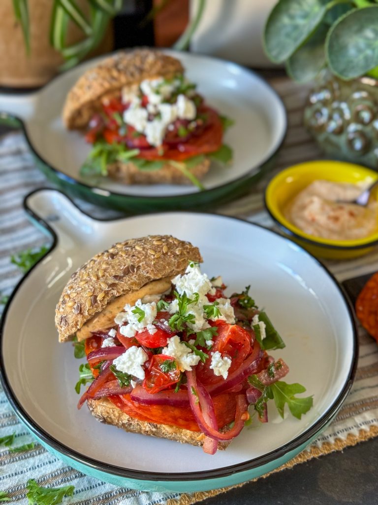 broodje chorizo met gebakken ui en tomaat