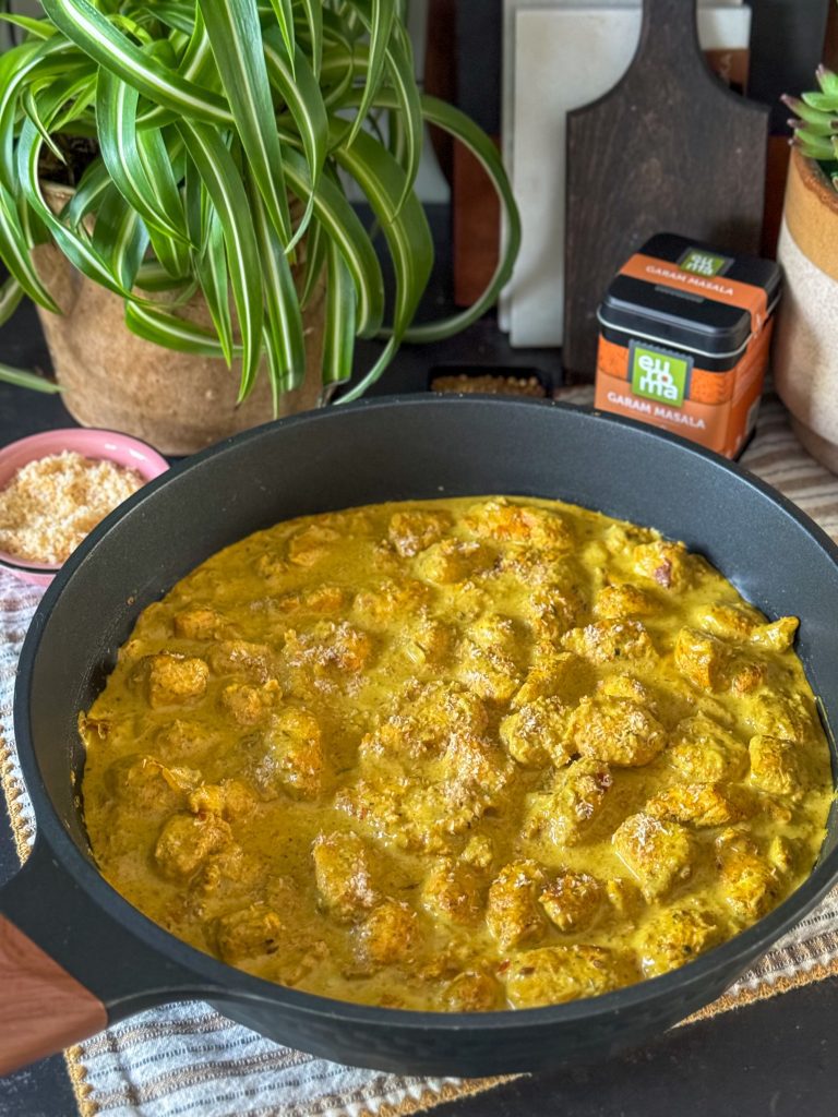 kip in currysaus met garam masala en kokosmelk