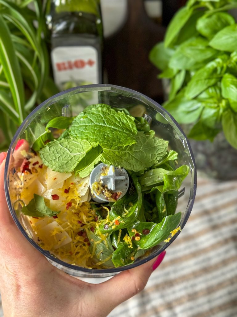 pistachenootjes met basilicum, munt, grana padano, chilivlokken en citroenraps en sap