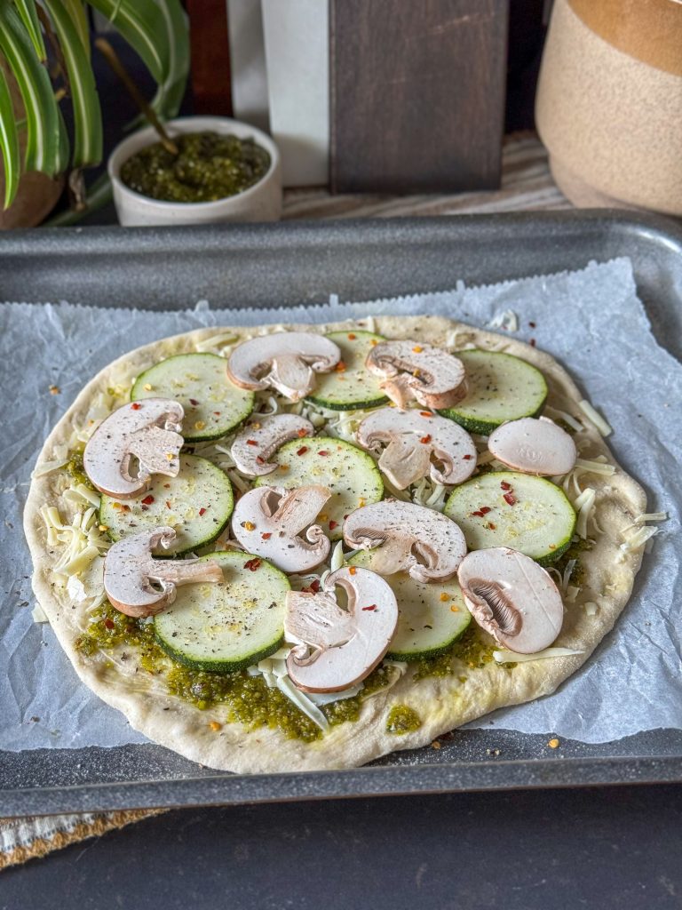 Pizza met pistache pesto en kaas