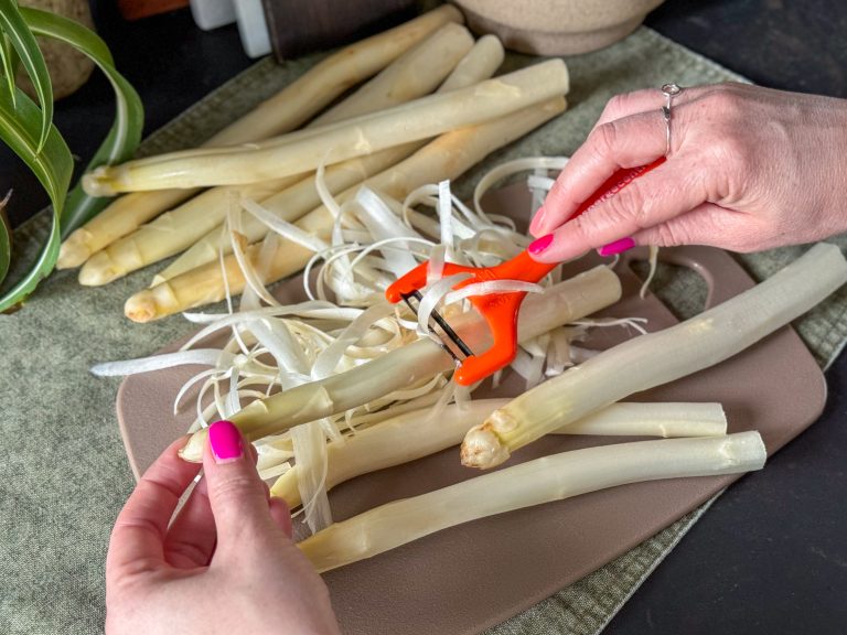hoe schil je witte asperges