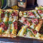 plaattaart met witte asperges en ham