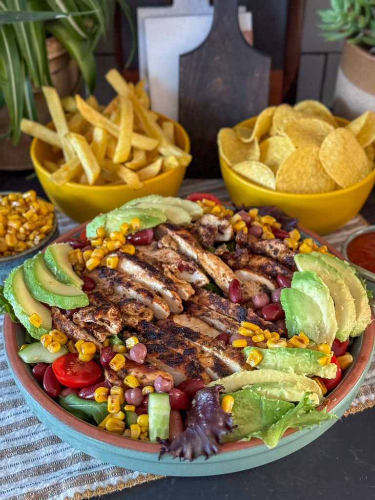 Mexicaanse salade met kip en chipotle peper in adobo saus