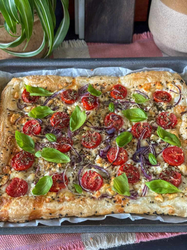 bladerdeeg met feta, rode ui en tomaat