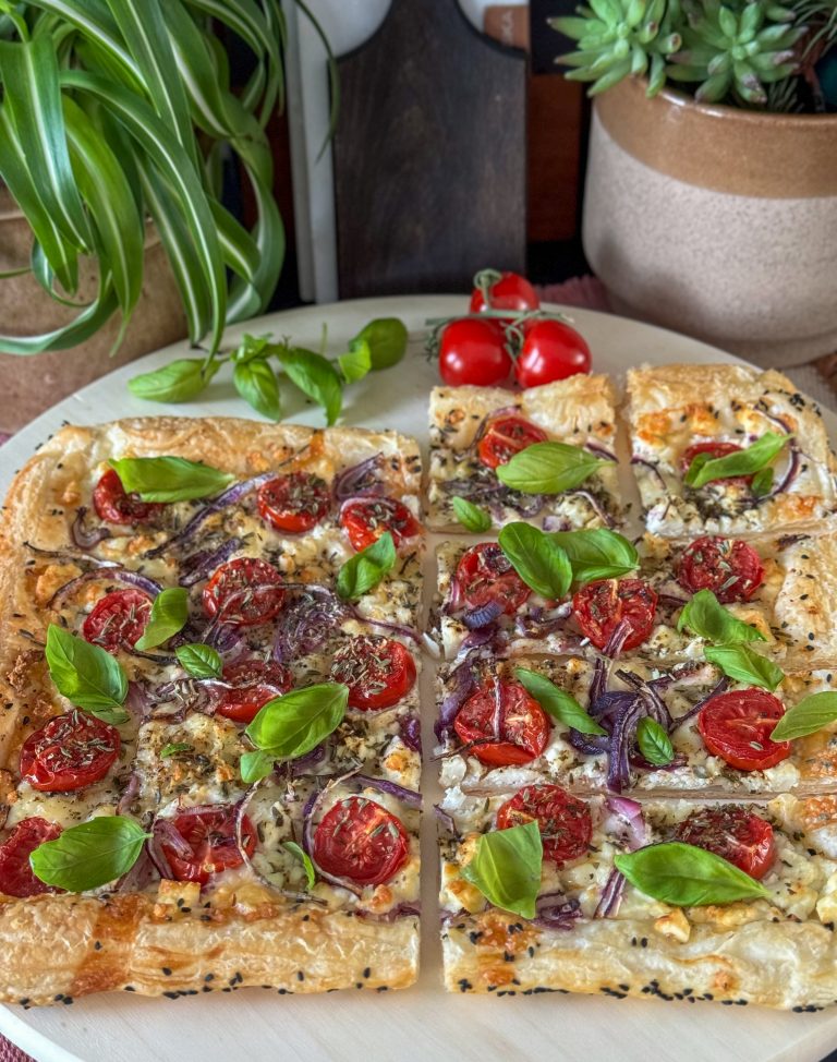 plaattaart met feta en rode ui