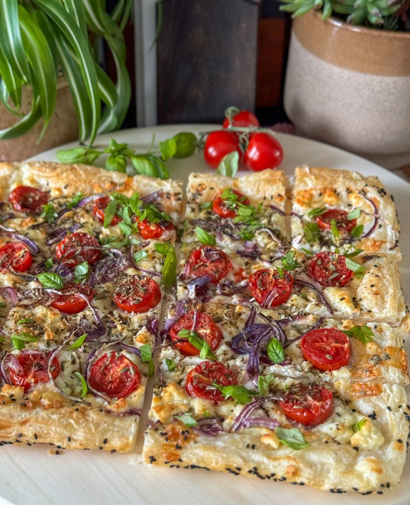 pinit plaattaart met feta en rode ui