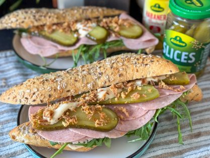 broodje boterhamworst met mosterd mayonaise en augurk