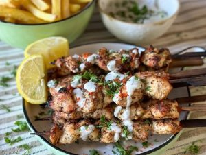 Kipspiesjes met citroen en oregano op de BBQ met yoghurtdip