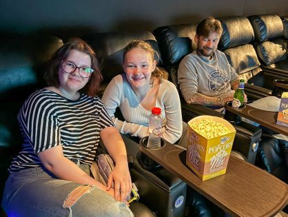 Thuis bij familie over de kook augustus