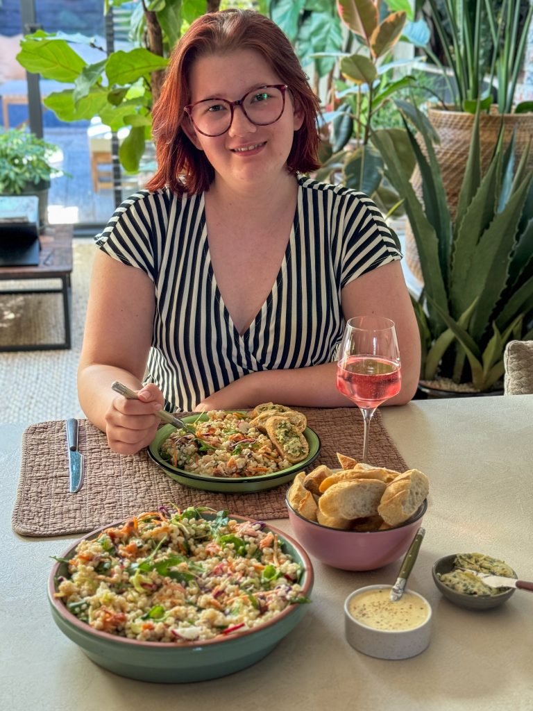 salade met zalm en honing mosterdsaus