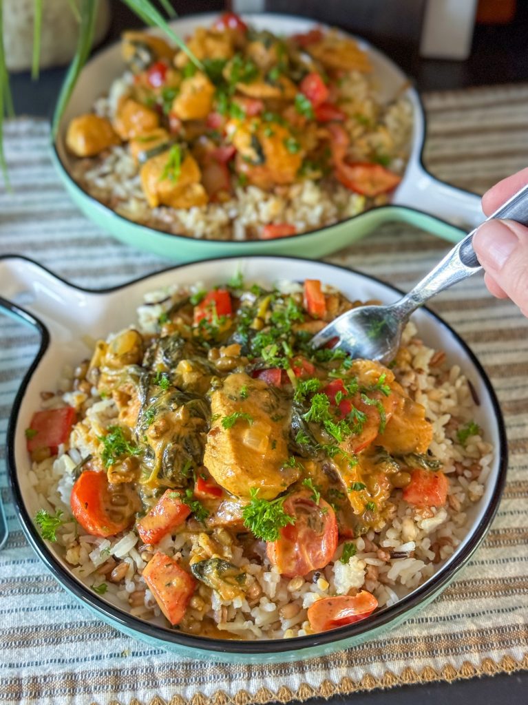 kip in romige cajun saus