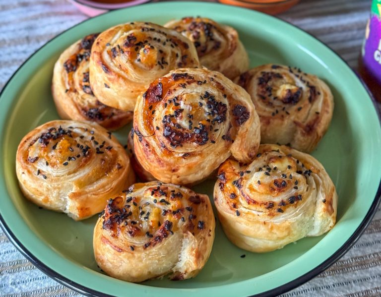 bladerdeeghapjes met mangochutney en feta