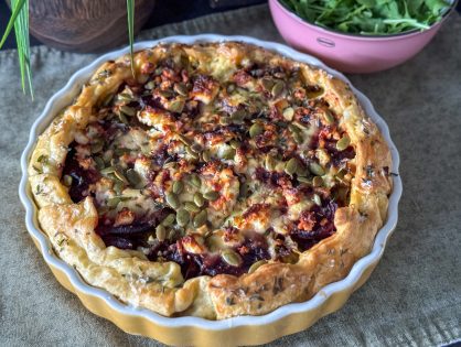 hartige taart met rode biet en prei