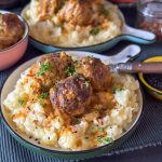 bloemkoolstamppot met gehaktballetjes in currysaus