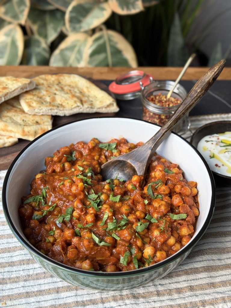 kikkererwten stoof in kruidige tomatensaus