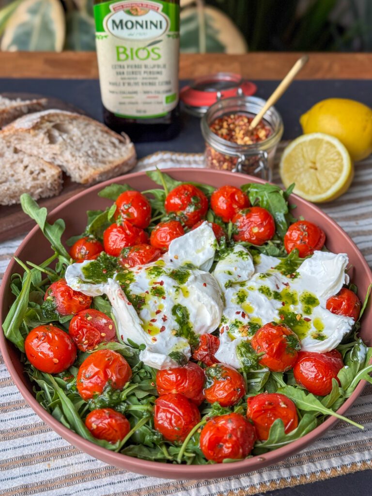 salade caprese met geroosterde tomaten en basilicumolie