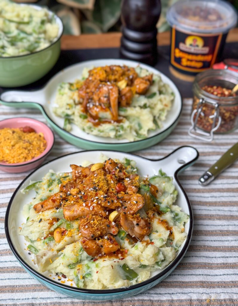 sperziebonen stamppot met sticky kip in een heerlijke saus en geserveerd met extra seroendeng