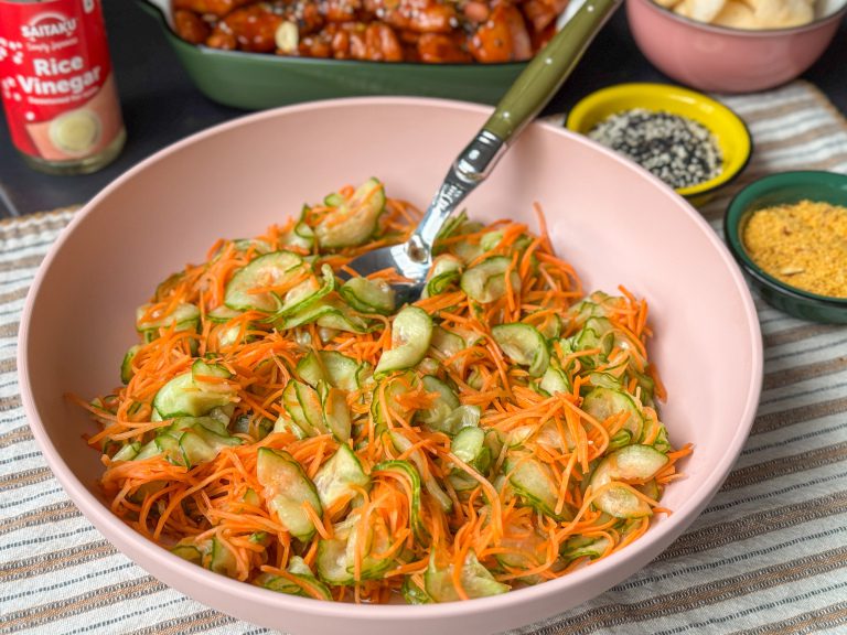 een schaal komkommer en wortel in zuur super snel en simpel om te maken