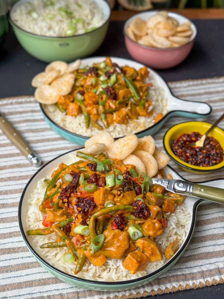 vegetarische avondmaaltijd geserveerd met rijst, sperziebonen en kroepoek.