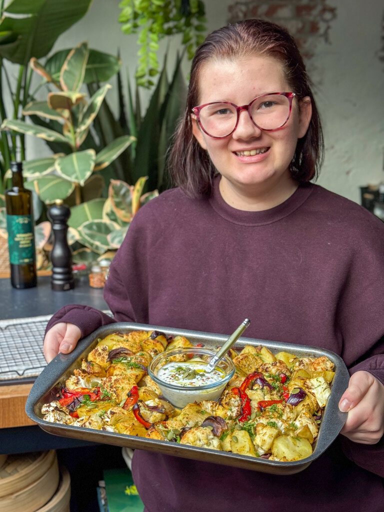 Beaudine houdt de traybake vast samen met de frisse yoghurt dip