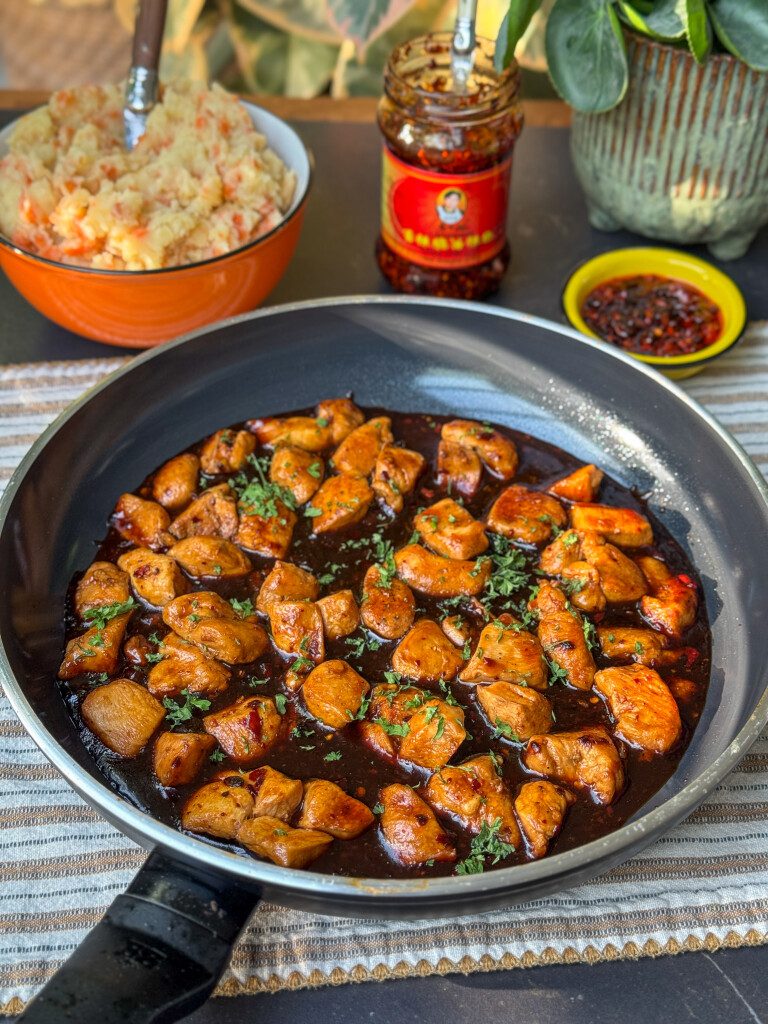 hete kip in crispy chili-olie saus met ketjap in een pan.