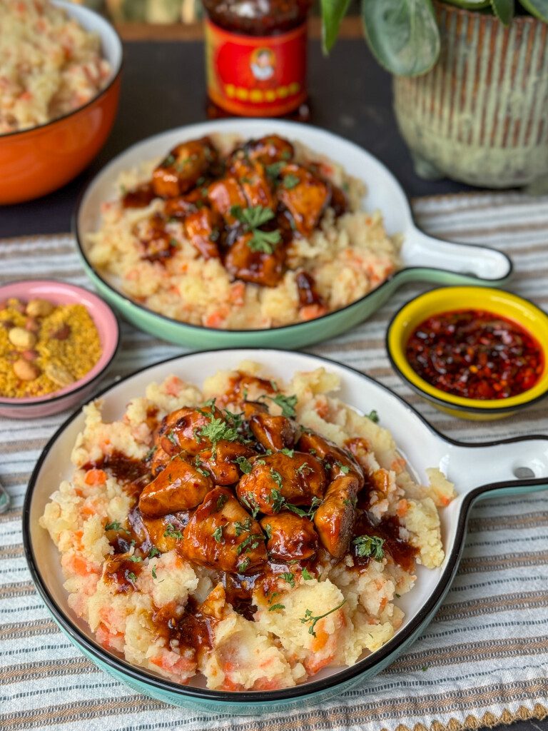 rond bord met hutspot en hete kip i crispy chili olie-ketjapsaus een simpel recept voor een makkelijke avondmaaltijd