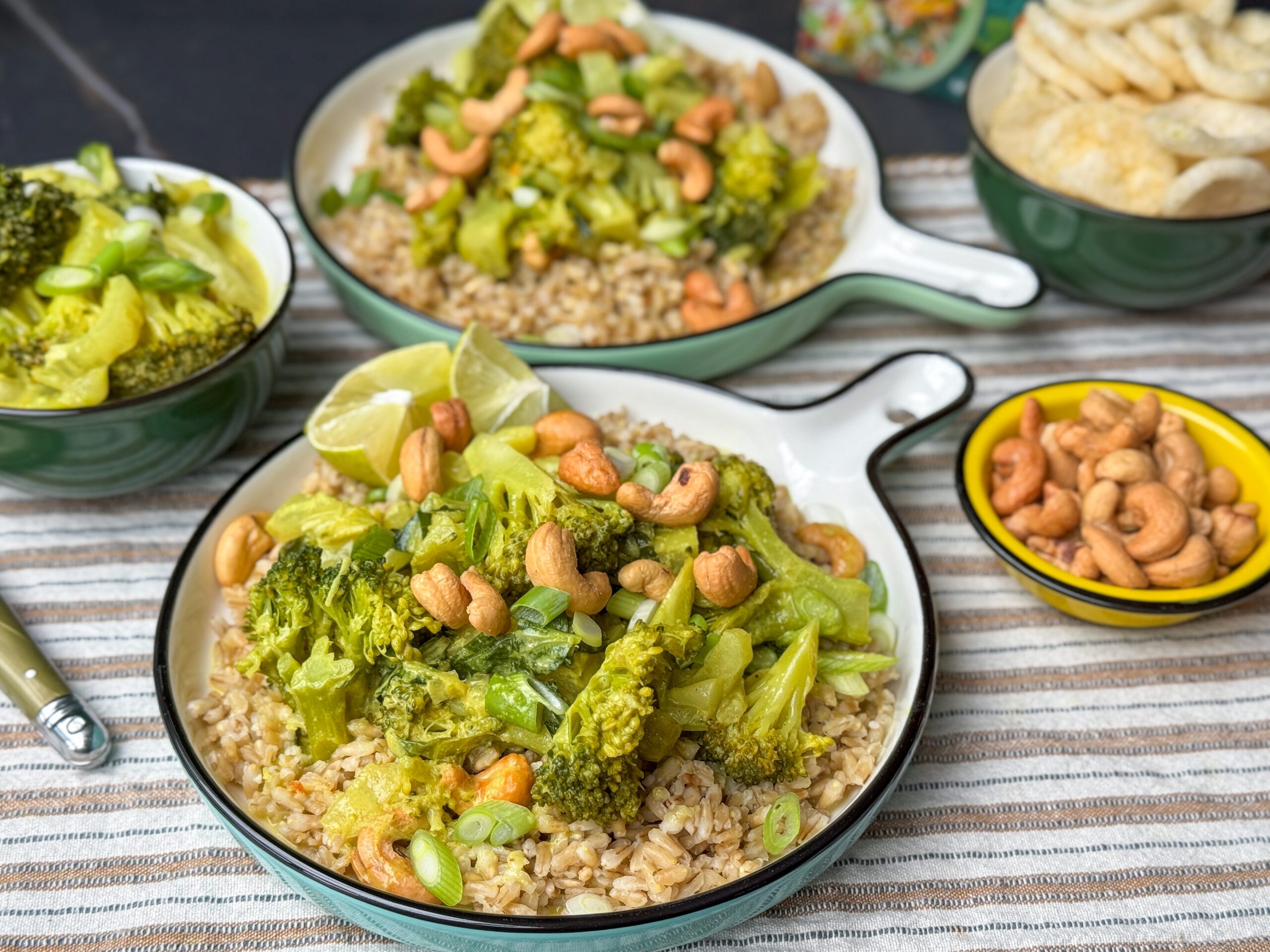 Thaise groene curry met broccoli en paksoi op een bord geserveerd met haverrijst. Een romige en kruidige curry boordevol smaak, perfect voor liefhebbers van de Thaise keuken.
