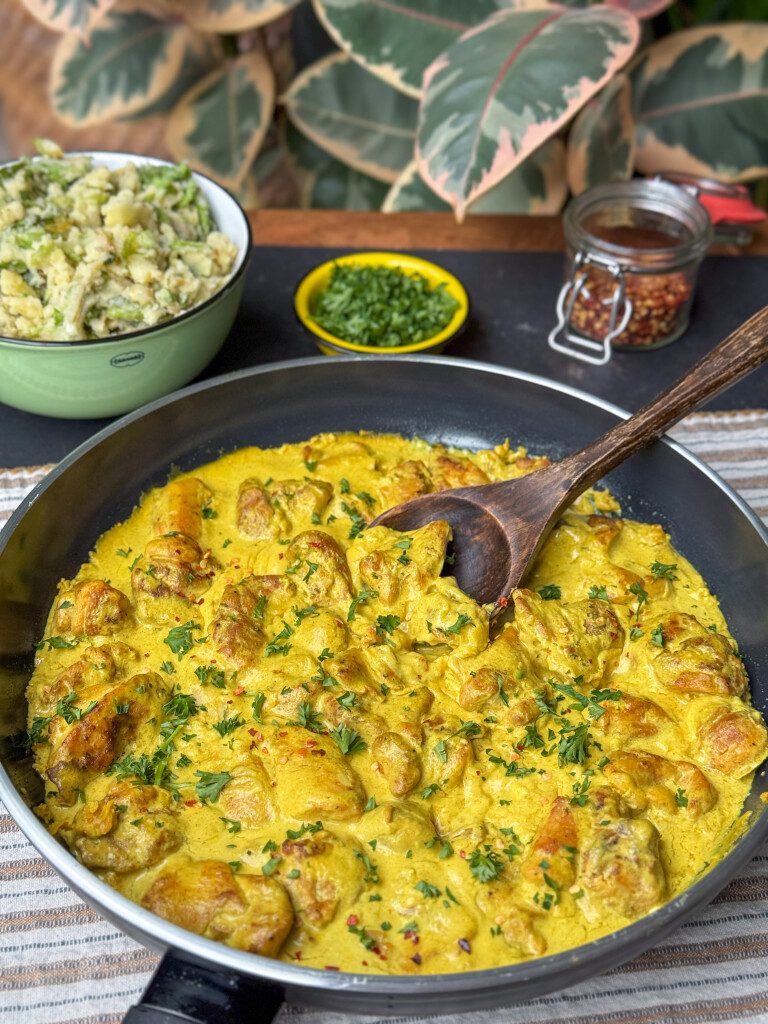 een pan met romige kip kerrie. 