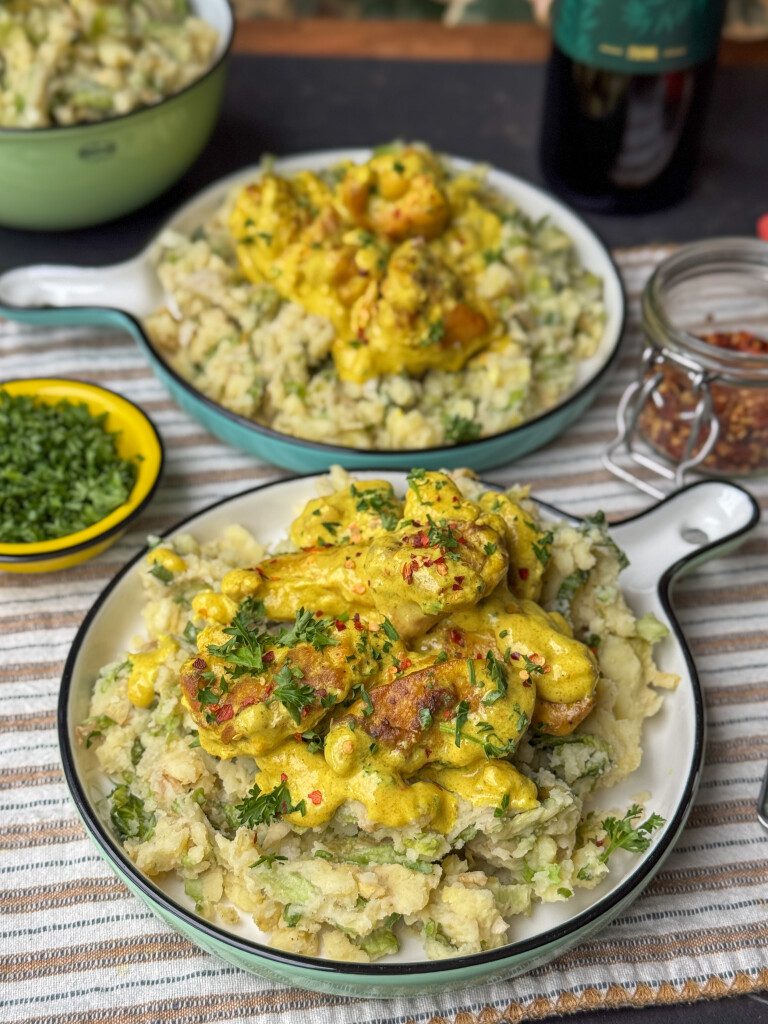 Bord met een andijviestamppot en romige kip kerrie