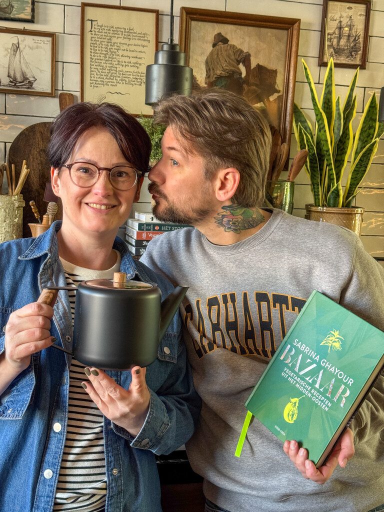 Jan Willem en Marie Louise staan in de keuken 