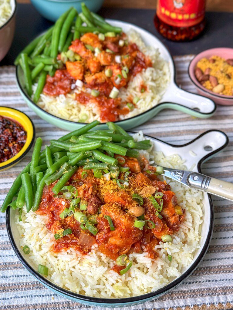 kipstoof crispy chili olie met rijst, sperziebonen en seroendeng