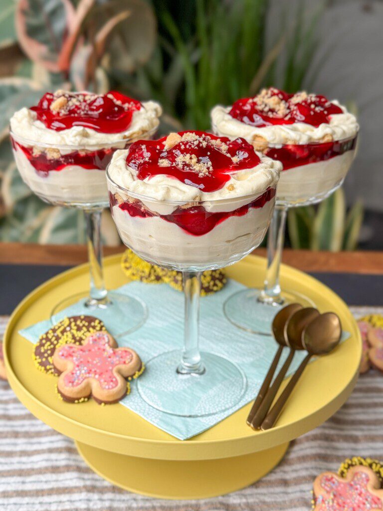 Paas trifle met advocaat en vlaaifruit kersen in een glaasje – feestelijk toetje voor Pasen