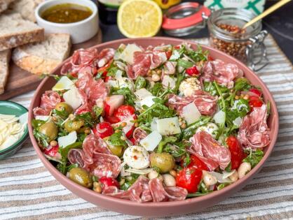 Italiaanse salade met salami, olijven en bonen