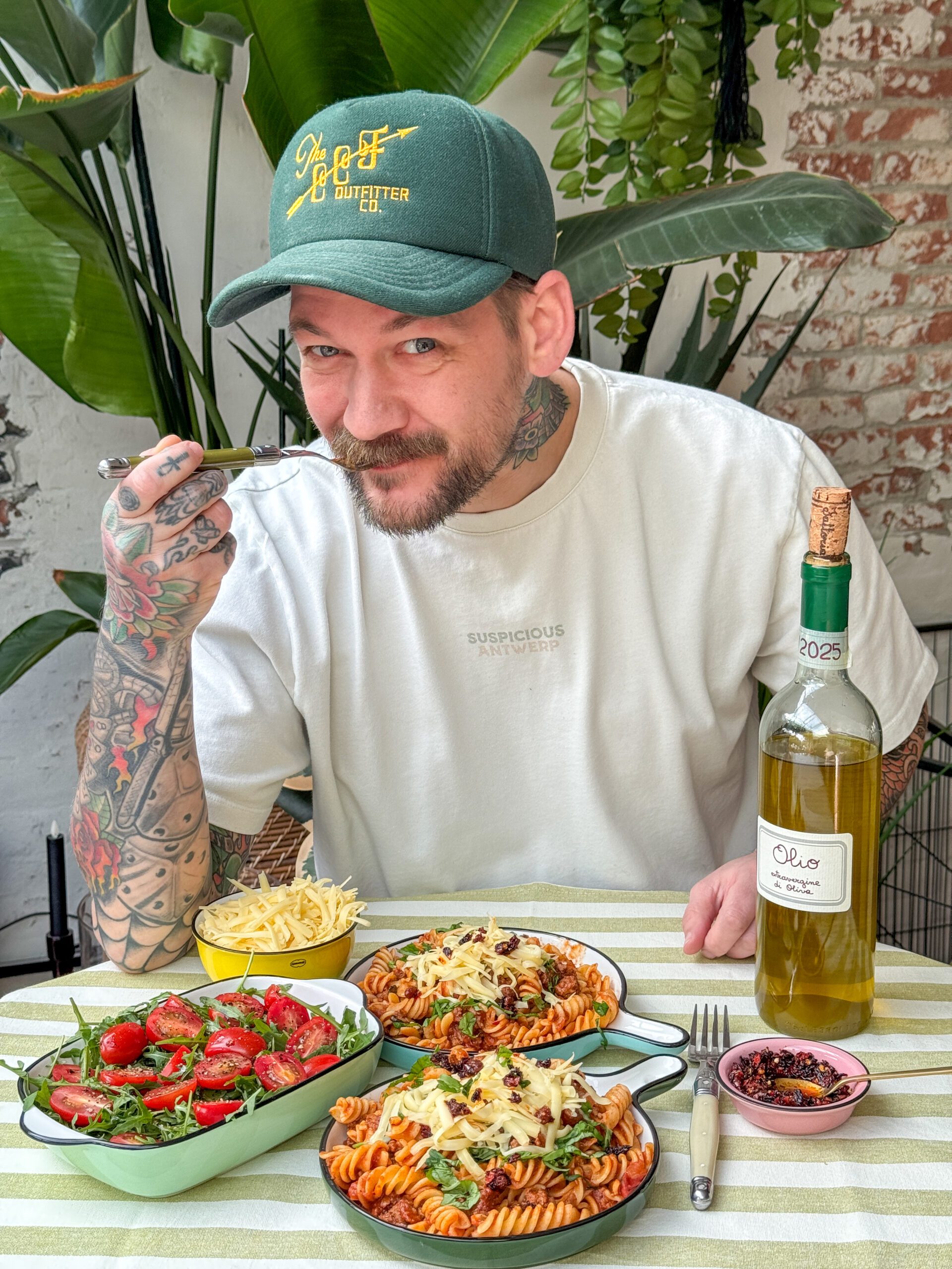 Jan Willem eet pasta met crispy chili olie – Familie over de Kook