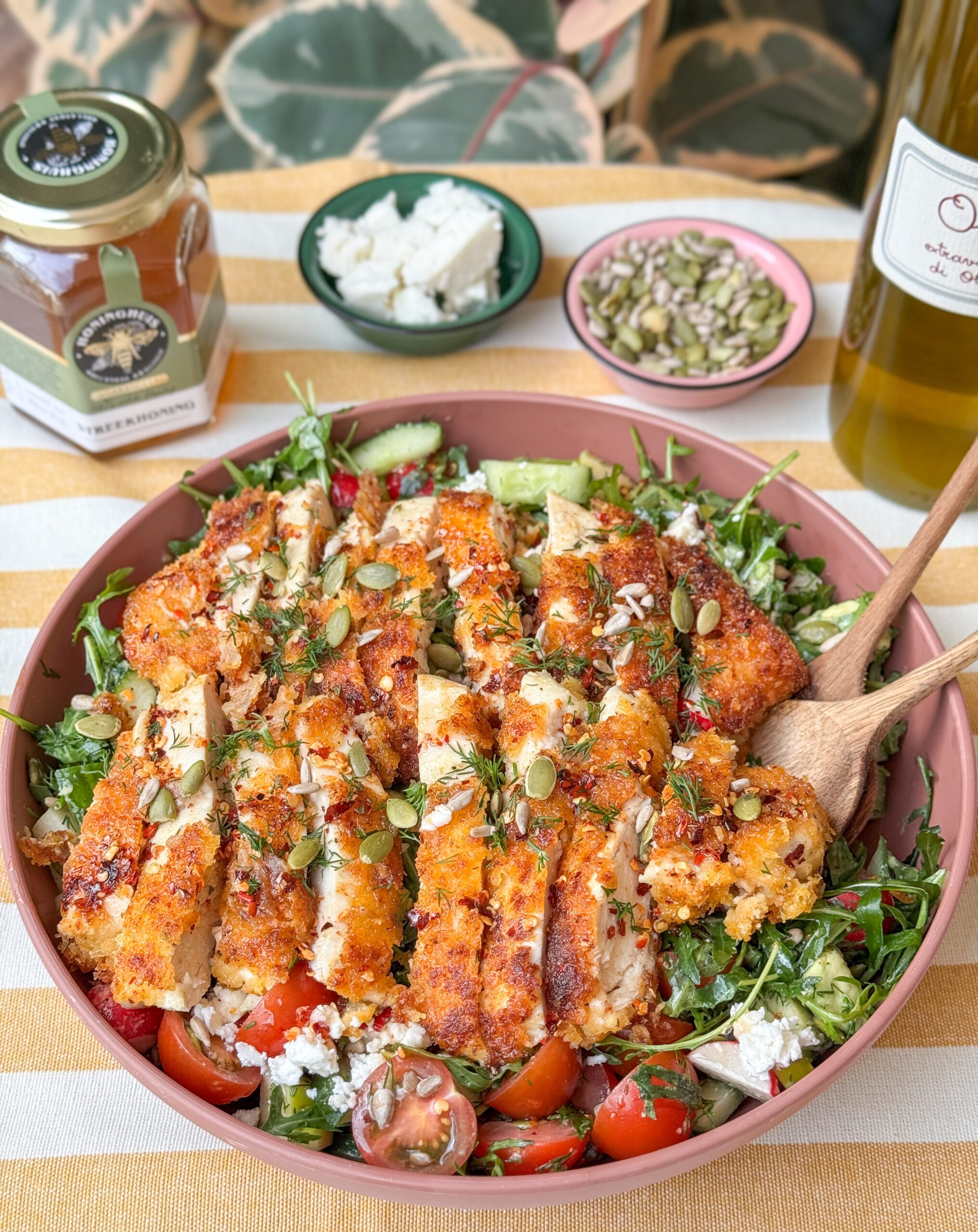 Salade met krokante kip, pitten en hot honey dressing