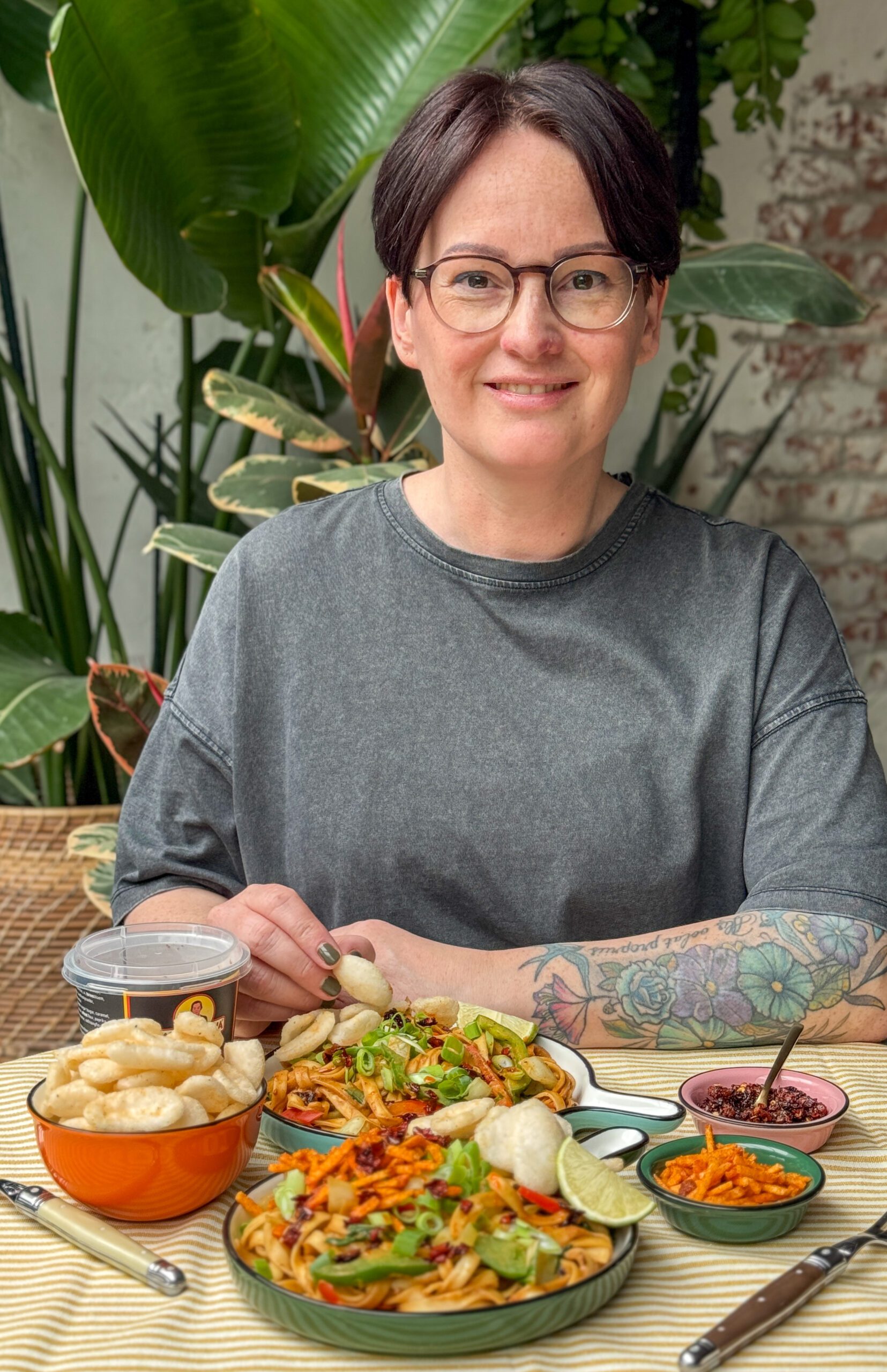 Marie-Louise van Familie over de Kook serveert vegetarische noedels met pindasaus en paksoi.