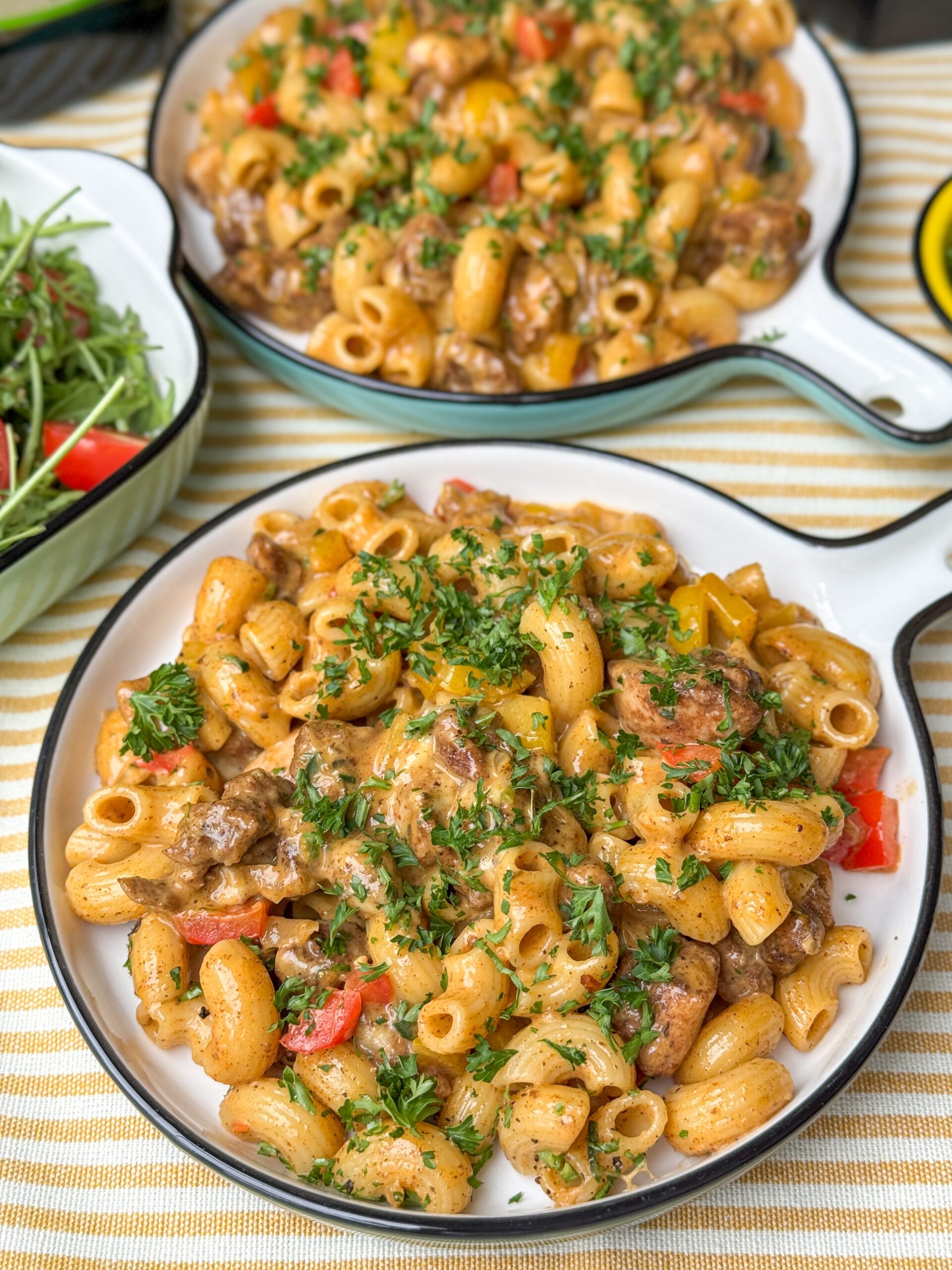 Romige pasta met fajita kruiden en kip, geserveerd als avondmaaltijd