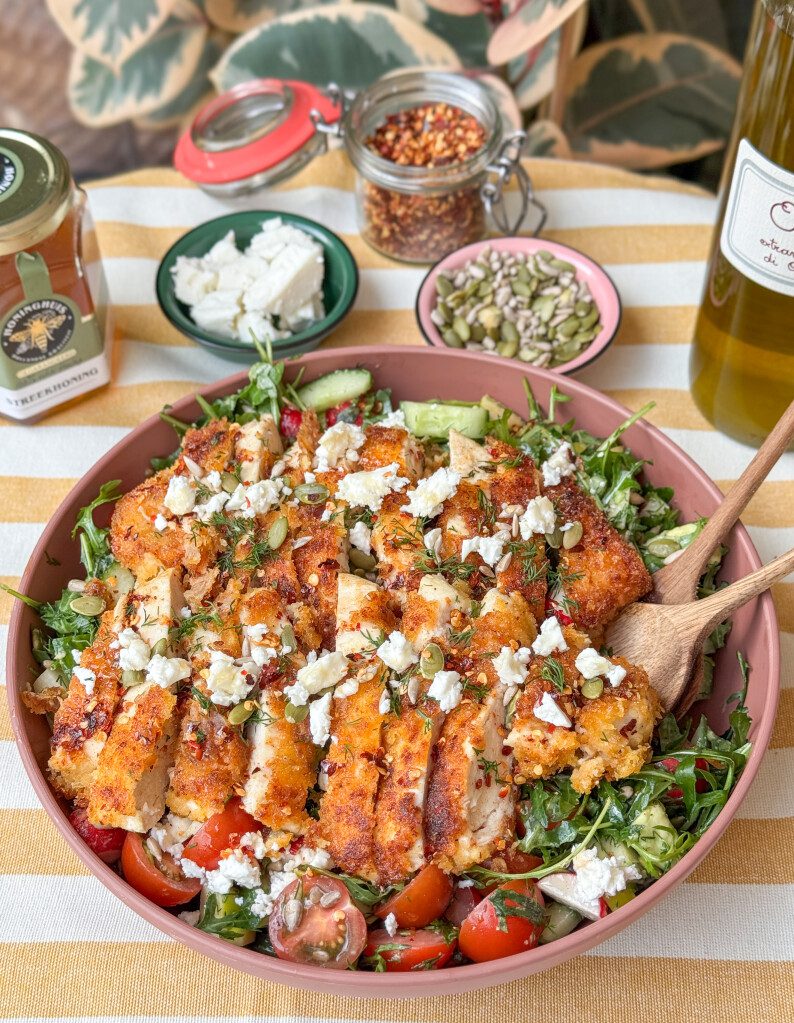 salade met krokante kip, feta, pitten en hot honey dressing