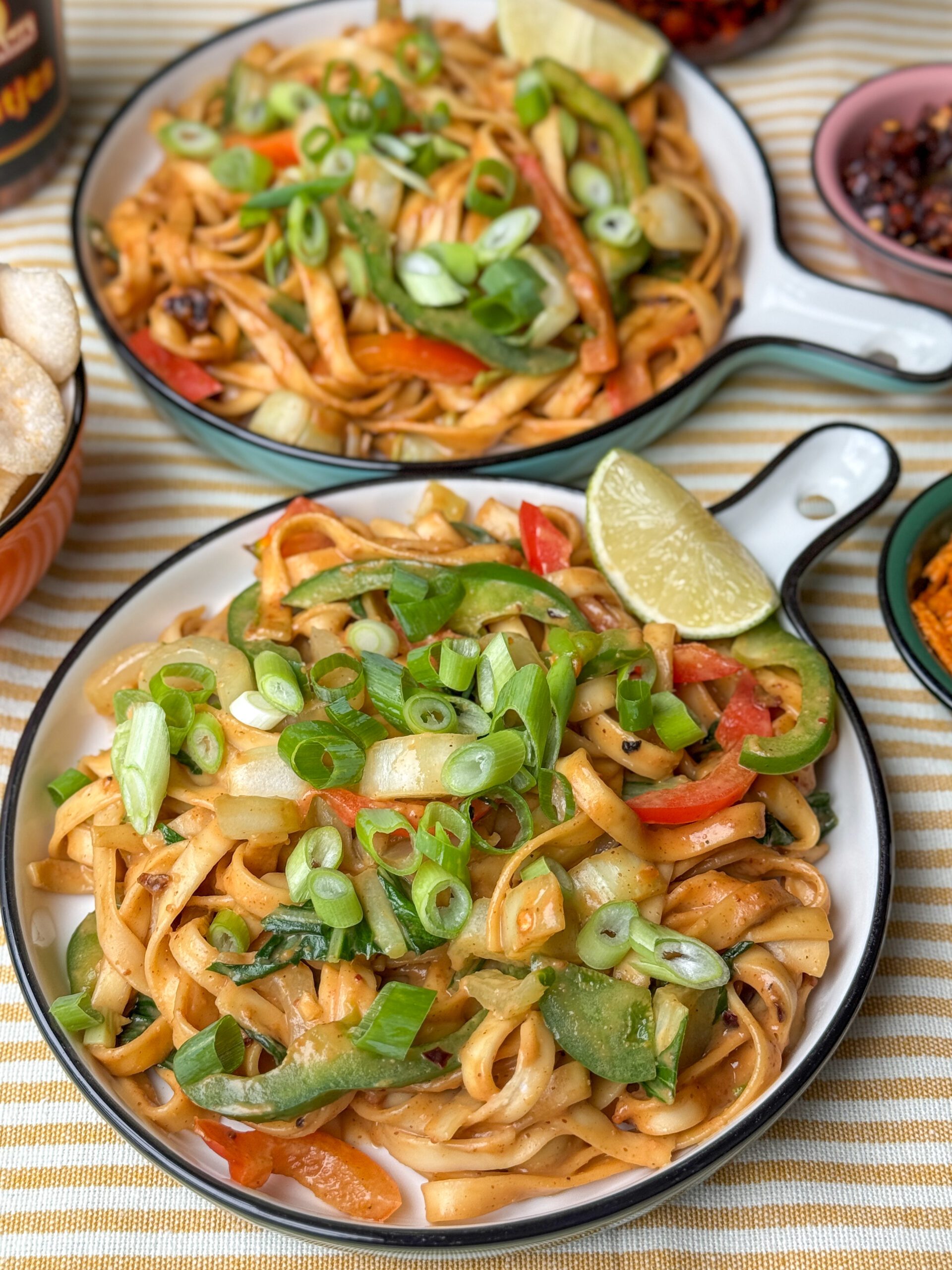 Vegetarische noedels met pindasaus, paksoi en crispy chili olie, geserveerd als snelle avondmaaltijd.
