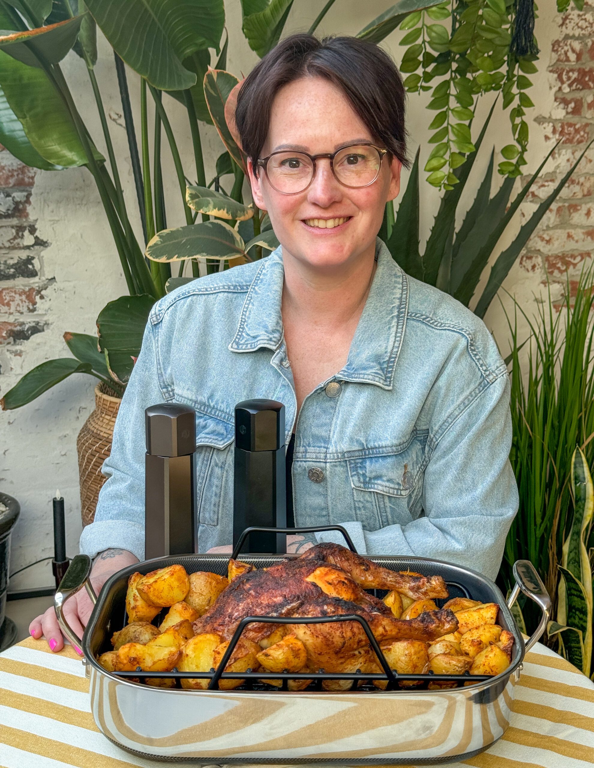 HexClad roosterpan met rek op tafel, gebruikt voor geroosterde kip en aardappelen