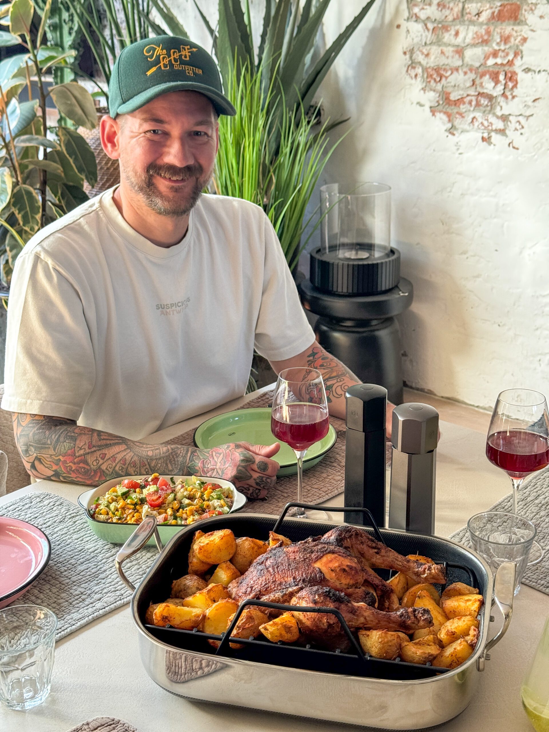 Jan Willem en gezin aan tafel met Cajun hele kip uit de oven in HexClad roosterpan – Familie over de Kook