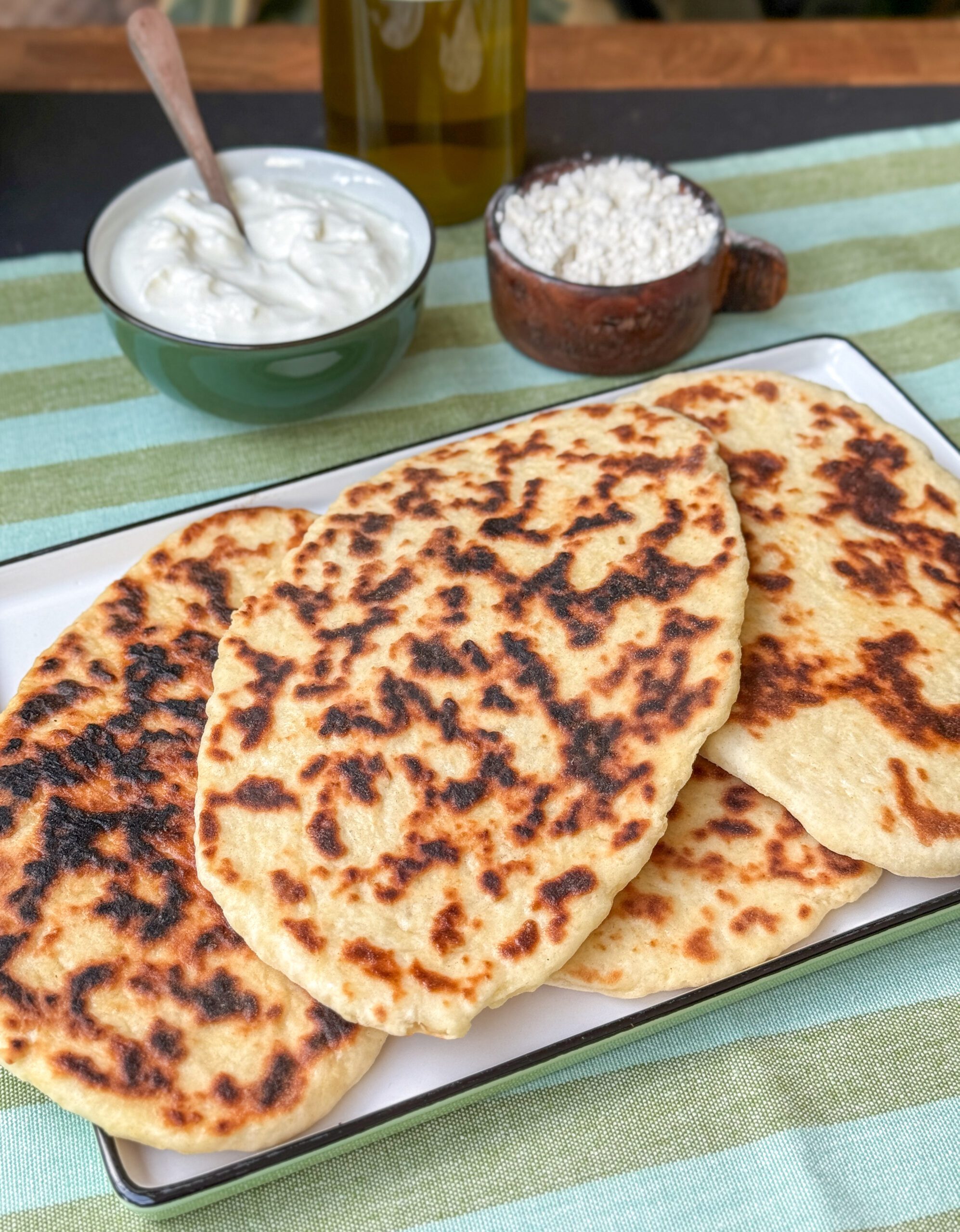 Flatbread recept zonder gist met Griekse yoghurt gebakken in een pan