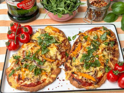 Flatbread pizza met tonijn, rode ui en gesmolten kaas op zelfgemaakt flatbread – knapperig en vol smaak, klaar in 30 minuten.