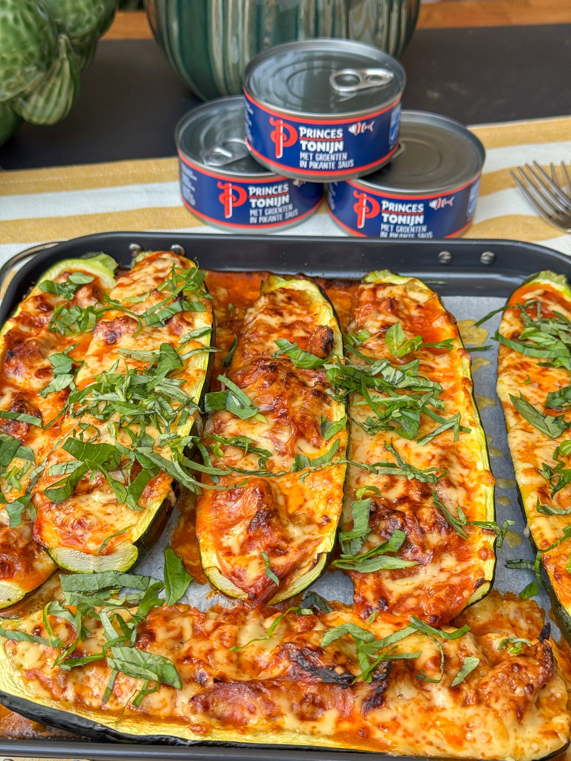 Gevulde courgette met tonijn, kaas en verse basilicum uit de oven – makkelijke ovenschotel van Familie over de Kook

